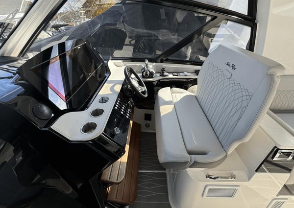 Sea Ray 370 Sundancer Outboard image