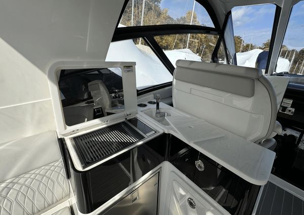 Sea Ray 370 Sundancer Outboard image