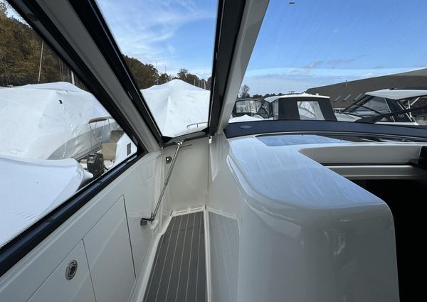 Sea Ray 370 Sundancer Outboard image