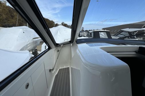 Sea Ray 370 Sundancer Outboard image