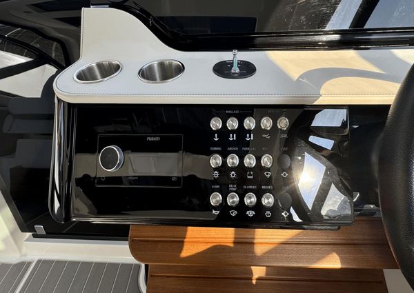 Sea Ray 370 Sundancer Outboard image