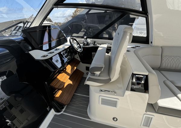 Sea Ray 370 Sundancer Outboard image