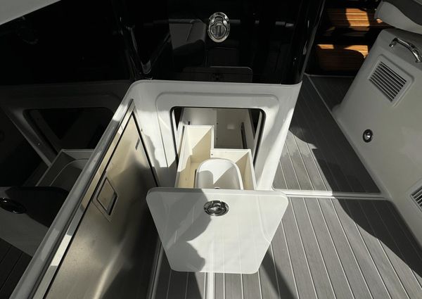 Sea Ray 370 Sundancer Outboard image