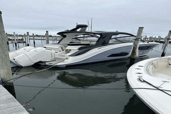 Sea Ray 370 Sundancer Outboard - main image