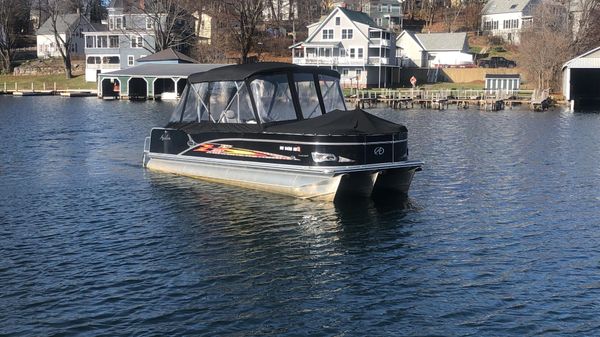 Avalon Catalina Entertainer - 24'