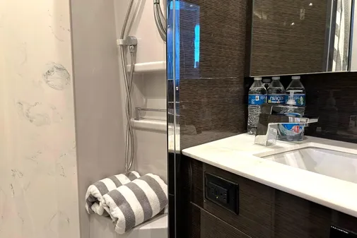 Cruisers Yachts 50 Cantius image