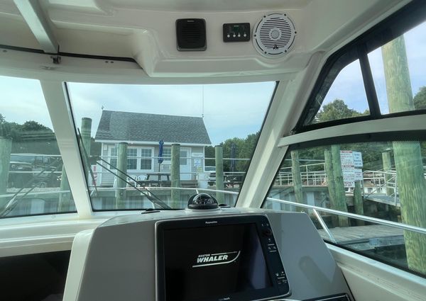 Boston Whaler 315 Conquest image