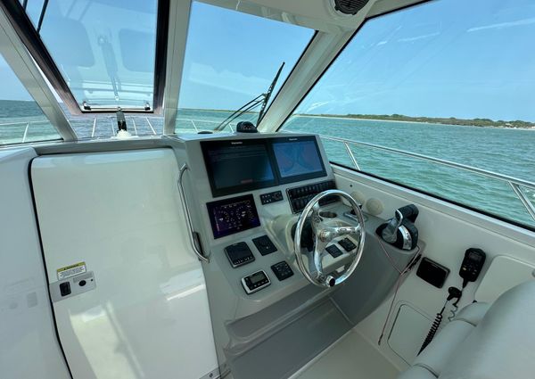 Boston-whaler 345-CONQUEST image