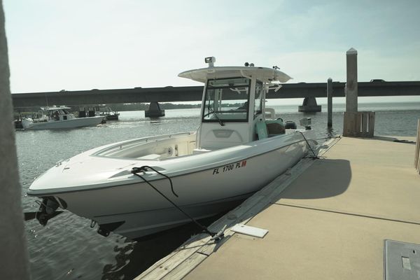 Boston Whaler 320 Outrage - main image