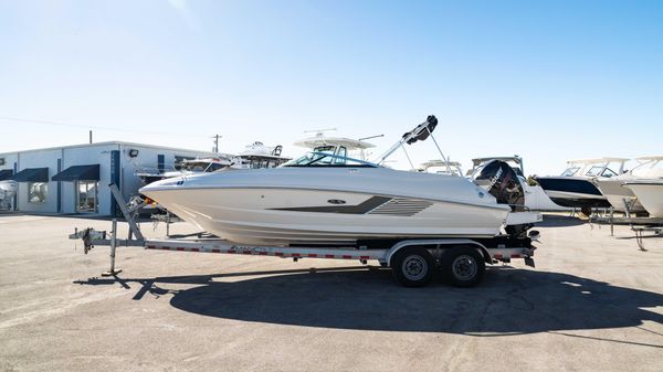 Sea Ray 240 Sundeck Outboard 