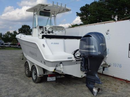 Robalo R220 Center Console image
