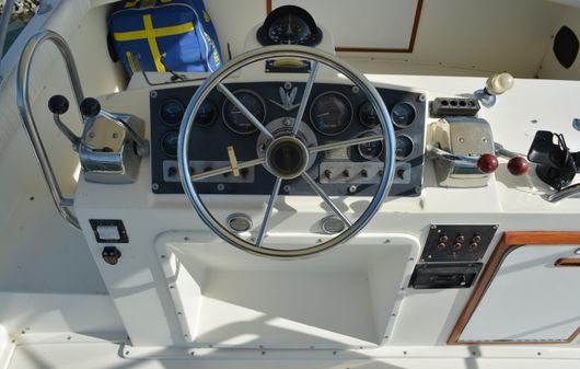 Bertram 33 Flybridge Cruiser image