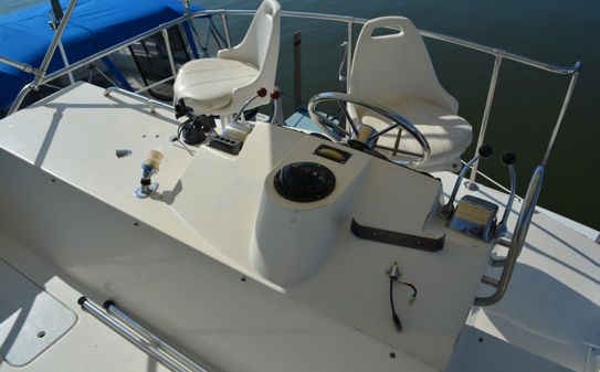 Bertram 33 Flybridge Cruiser image