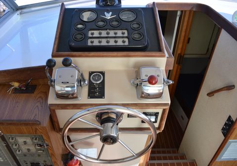 Bertram 33 Flybridge Cruiser image