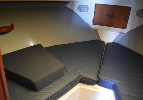 Bertram 33 Flybridge Cruiser image