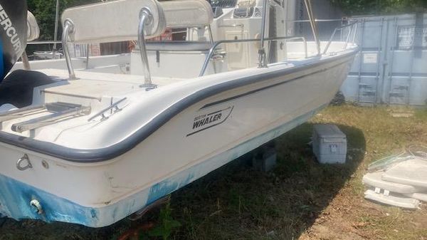 Boston Whaler Dauntless 22