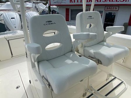 Cobia 320-CENTER-CONSOLE image