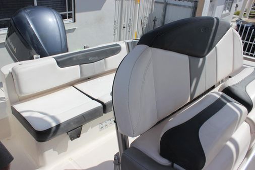 Robalo R222 Explorer image