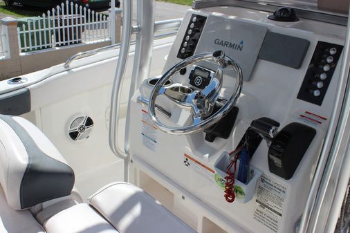 Robalo R222 Explorer image