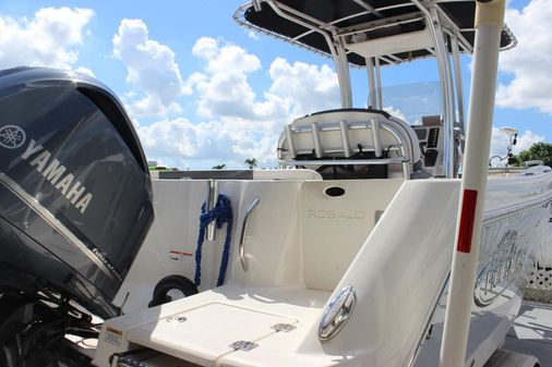 Robalo R222 Explorer image