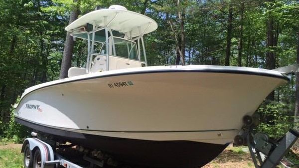 Trophy 2503 Center Console