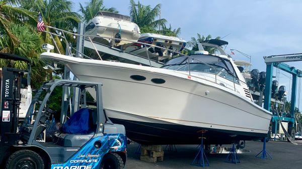 Sea Ray 330 Express Cruiser 