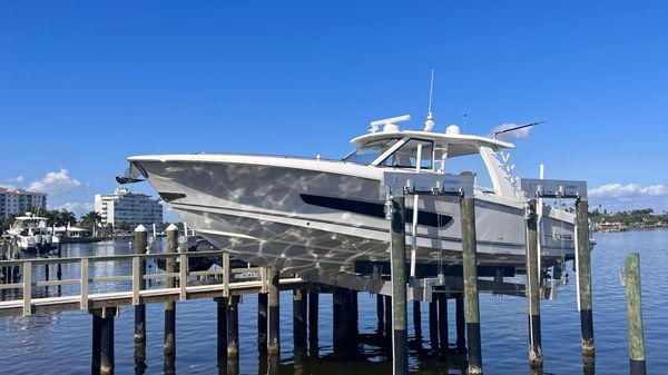 Boston Whaler 420 Outrage