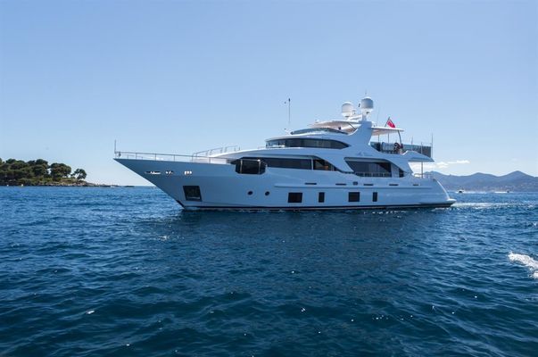 Benetti Delfino 93 - main image