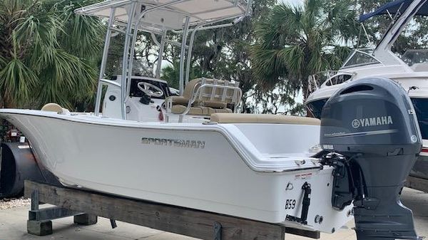 Sportsman Heritage 211 Center Console