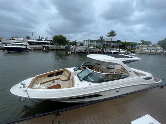 Sea Ray 350 SLX - main image