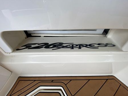 Cruisers Yachts 520 Express image