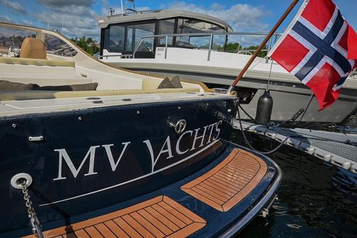 Simonis Voogd MV Yachts 30 Runabout lounge image