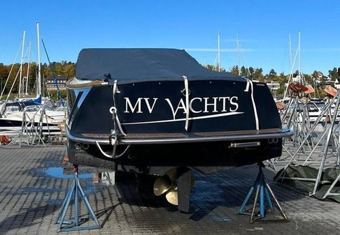Simonis Voogd MV Yachts 30 Runabout lounge image