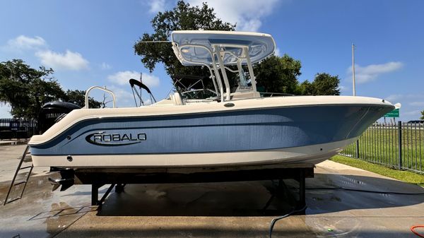 Robalo R242 Explorer 