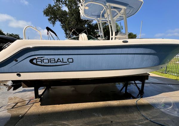 Robalo R242 Explorer image