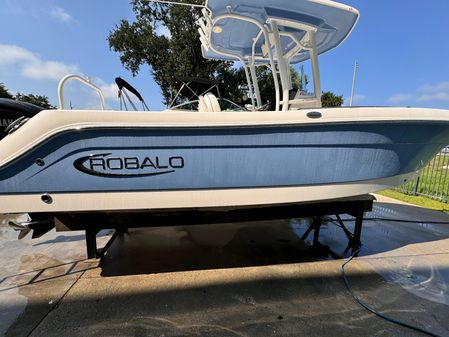 Robalo R242-EXPLORER image