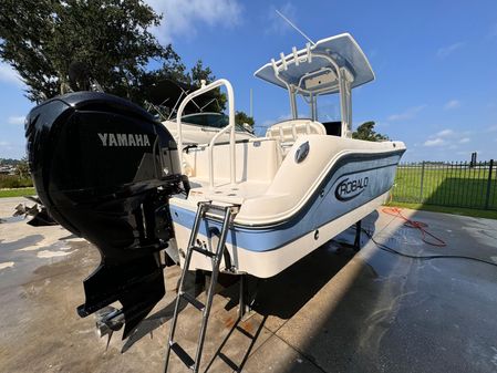 Robalo R242 Explorer image