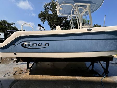 Robalo R242 Explorer image