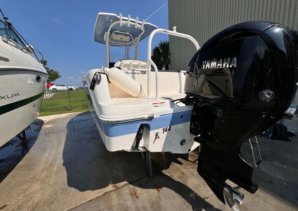 Robalo R242 Explorer image