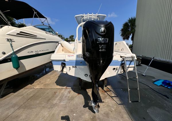 Robalo R242 Explorer image