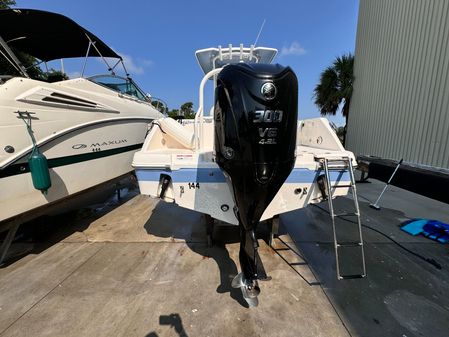 Robalo R242 Explorer image