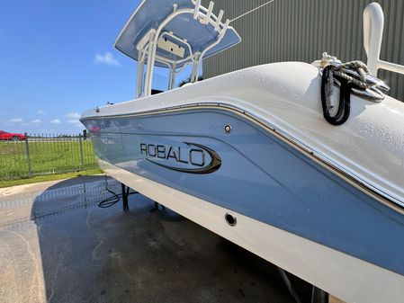 Robalo R242 Explorer image