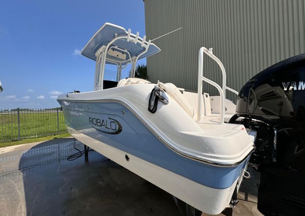 Robalo R242 Explorer image