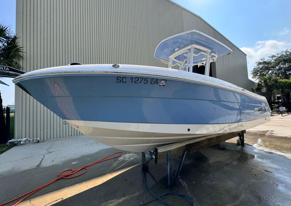 Robalo R242 Explorer image