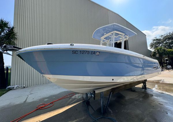 Robalo R242 Explorer image