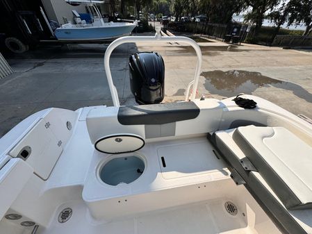 Robalo R242 Explorer image