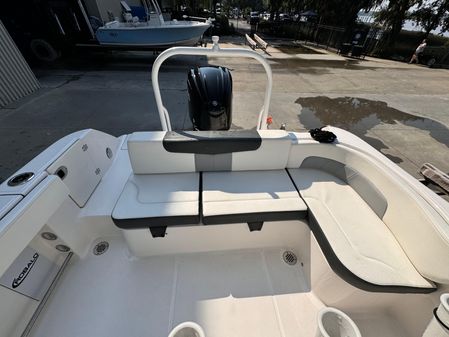 Robalo R242 Explorer image