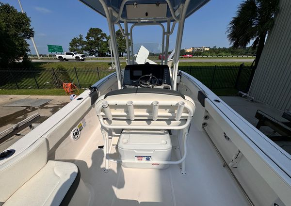 Robalo R242 Explorer image