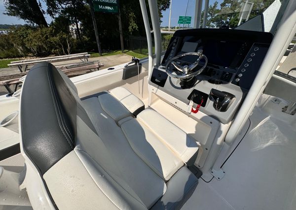 Robalo R242 Explorer image