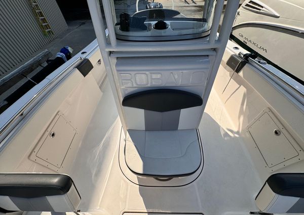 Robalo R242 Explorer image